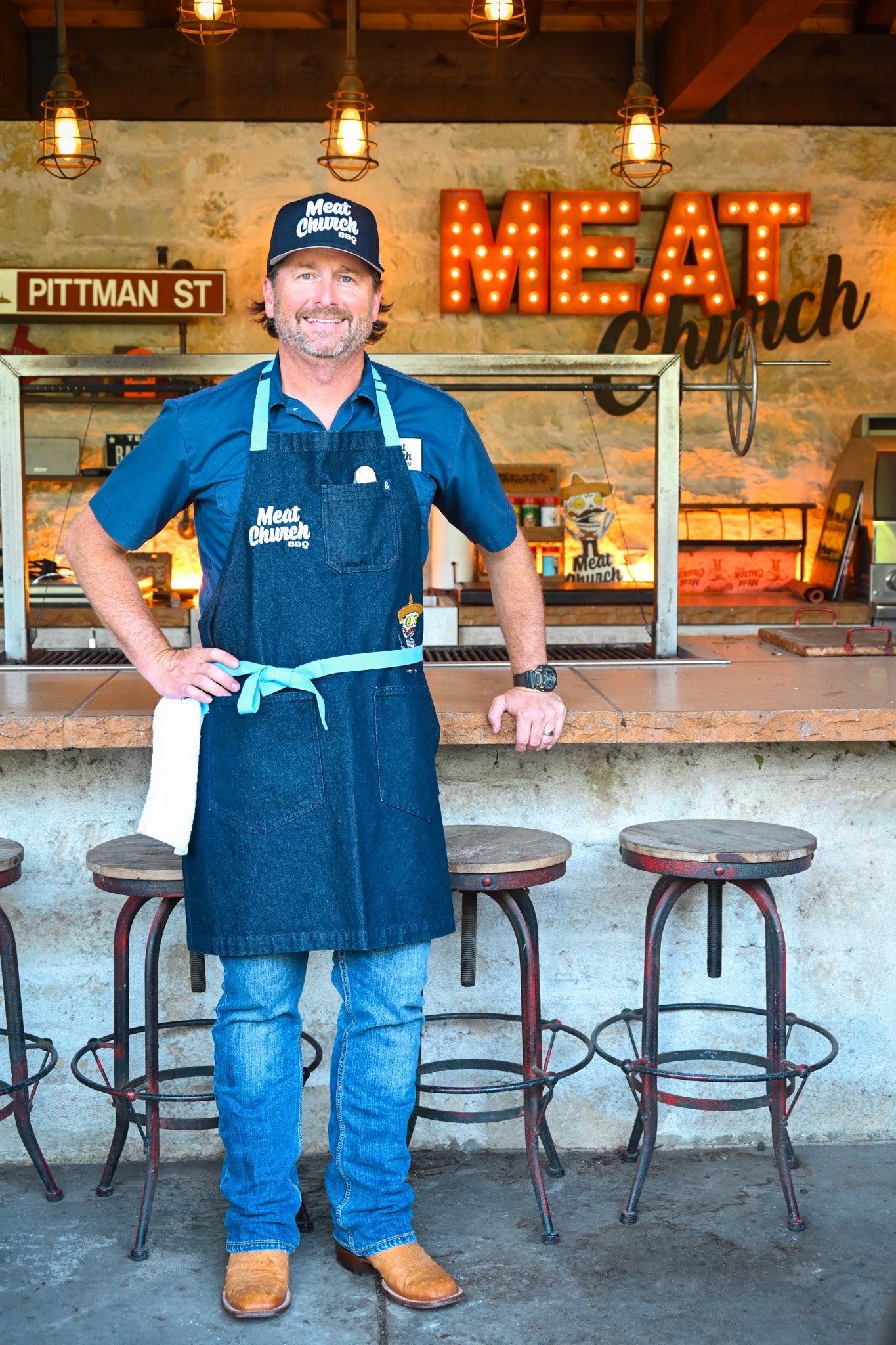 hedley-and-bennett-meat-church-apron-navy-q3 NAVY_H_B_APRON_LIFESTYLE_OUTDOOR_KITCHEN_TIED.jpg